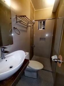 bagno con lavandino bianco e servizi igienici di Taj Guesthouse Boracay a Boracay
