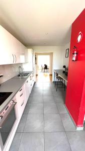 Kuchyňa alebo kuchynka v ubytovaní Superbe appartement en centre-ville, 20min de Paris, 5 min d'Enghien