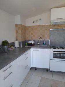 Kuchyň nebo kuchyňský kout v ubytování cottage au village