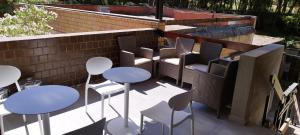 un gruppo di tavoli e sedie su un patio di Puntaalarooms a Punta Ala