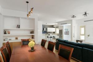 uma sala de jantar e sala de estar com uma mesa e um sofá em Luxury Villa, Terrace with SEA VIEW in the center em Netanya