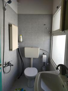 Koupelna v ubytování Ρήγας: Όμορφα στο Μεσολόγγι, διαμέρισμα Δ1