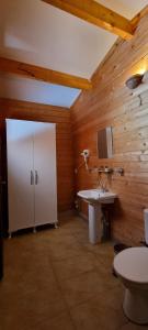 Ett badrum på Olympos Village Relaxury Hotel