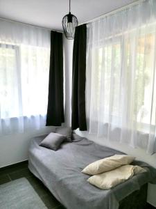 Un pat sau paturi într-o cameră la Sunset Villa