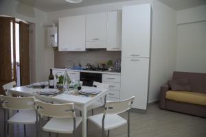 Kuchyň nebo kuchyňský kout v ubytování Case Vacanze Baia