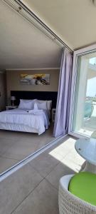 una camera con un letto e una grande finestra di Cascades 103 a Port Elizabeth