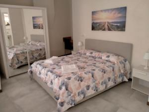 a bedroom with two beds and a mirror at Nic House in Venice