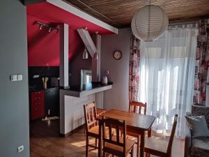 オストロボにあるPokoje Gościnne Jolantaのキッチン、ダイニングルーム(テーブル、椅子付)