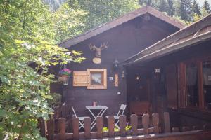 a cabin with a table and chairs in front of it at Le Chalet du Petit Ours in Chamonix