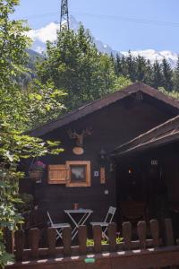 a cabin with chairs and a table in front of it at Le Chalet du Petit Ours in Chamonix