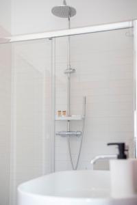 uma casa de banho com um chuveiro e um lavatório. em Dragonfly affittacamere em Motta Montecorvino