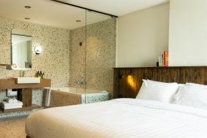 Ένα ή περισσότερα κρεβάτια σε δωμάτιο στο karaarom hotel