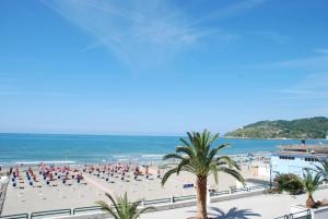 a group of people on a beach with the ocean at G&M Holiday Home 2 in Minturno
