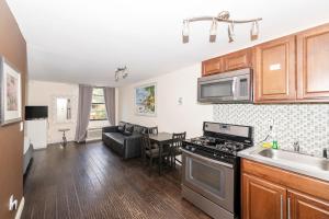 una cucina e un soggiorno con fornelli e microonde di South Beach Apartments a Miami Beach Altre 29 foto