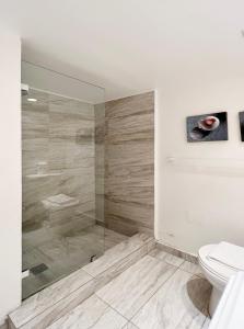 un bagno con doccia e WC di South Beach Apartments a Miami Beach