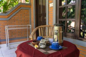 Kahvin ja teen valmistusvälineet majoituspaikassa Adi Santia Bungalows
