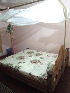 Cette chambre comprend un lit à baldaquin. dans l'établissement Mgeni Homestay, à Kilindoni