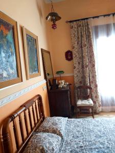 Un dormitorio con una cama, una silla y una ventana en Relax y Descanso, en Aspe 48 fotos más