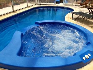 een groot blauw zwembad met water erin bij Relax y Descanso in Aspe