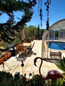 Un patio con mesa y sillas y una piscina. en Relax y Descanso, en Aspe