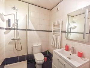 a bathroom with a shower and a toilet and a sink at Le 100 Brossolette in Noisy-le-Grand