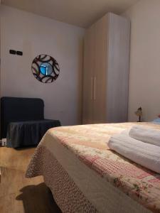 una camera da letto con un letto e uno specchio a parete di B&B Casale Giovannozzi ad Ascoli Piceno