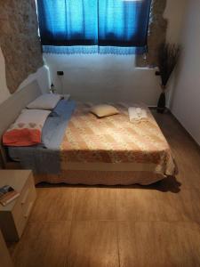 una camera con un letto e una finestra blu di B&B Casale Giovannozzi ad Ascoli Piceno