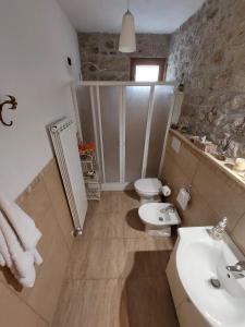 bagno con lavandino e servizi igienici di B&B Casale Giovannozzi ad Ascoli Piceno