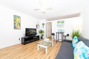 un soggiorno con un divano e una TV di South Beach Apartments a Miami Beach