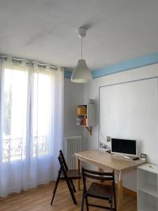 Habitación con escritorio con 2 sillas y ordenador. en Chambre du Petit Prince, en Chaville
