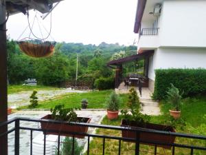 - Balcón de casa con vistas al jardín en Бадевски рай-къща Надежда, en Badevtsi
