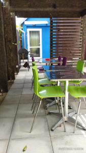 Apartmán TOMÁŠ في كوشيتسه: طاولة وكراسي في غرفة ذات جدار أزرق
