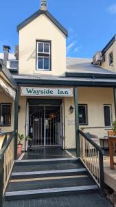 Wayside Inn Knysna في كنيسنا: مبنى مع مدخل نزل weslyswick