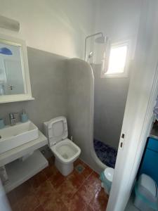 Baño blanco con lavabo y aseo en Studios Panorama Drios en Drios