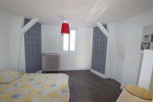 - une chambre avec deux portes et un lit dans l'établissement Maison, à Bourges
