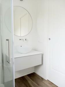 A bathroom at Dolce Dimora Charme Mare