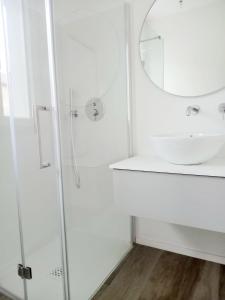 A bathroom at Dolce Dimora Charme Mare