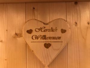 znak w kształcie serca na drewnianej ścianie w obiekcie Grenerhof w mieście Hopfgarten in Defereggen