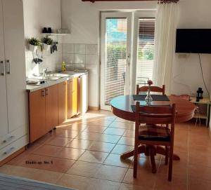 Küche/Küchenzeile in der Unterkunft Apartments Burcul Pag