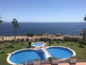 een resort met 2 zwembaden en een glijbaan bij Balcón de Marina del Este in La Herradura