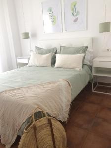 - une chambre avec un grand lit et un panier dans l'établissement Playa Laguna Bajo Parking, à Chipiona