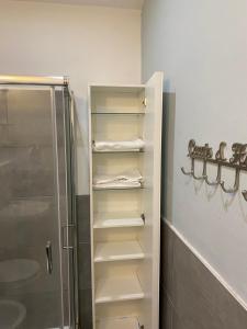 een badkamer met een douche en een inloopkast bij Villa Lucia home holiday in Carrodano Inferiore +49 foto's