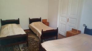 Ένα ή περισσότερα κρεβάτια σε δωμάτιο στο Firuza Hostel