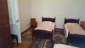 Ένα ή περισσότερα κρεβάτια σε δωμάτιο στο Firuza Hostel