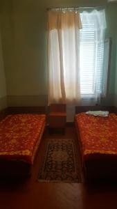 Ένα ή περισσότερα κρεβάτια σε δωμάτιο στο Firuza Hostel