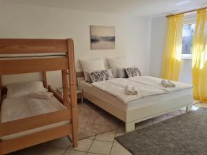 Un dormitorio con una litera con dos animales de peluche. en Badisch Home, en Rust