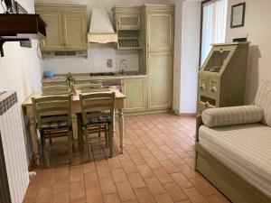 una cucina con tavolo e sedie in una stanza di Agriturismo Il Casale Grande a Beroide