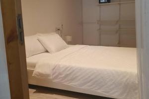 Postel nebo postele na pokoji v ubytování Origami Inn Himandhoo