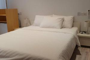 Postel nebo postele na pokoji v ubytování Origami Inn Himandhoo