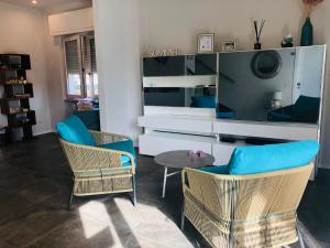a living room with two chairs and a table at Villa D Erna Marina di Pietrasanta in Marina di Pietrasanta